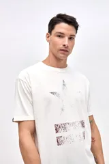 Remera de algodón con efecto lavado, manga corta y cuello redondo. Presenta un estampado central con diseño de estrella y detalles desgastados.