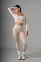 Calza larga color beige con cintura alta y tejido texturizado.