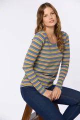 Remera de manga larga con cuello redondo, confeccionada en tejido con diseño de rayas horizontales en tonos azul, rojo y beige sobre una base jaspeada.
