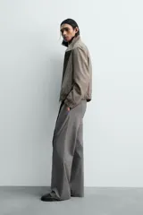 Cazadora de corte relajado confeccionada en tejido con lana, con diseño de pata de gallo en tonos marrones. Presenta cuello subido con cierre de botones, bolsillos laterales de vivo y acabados elásticos en puños y bajo.