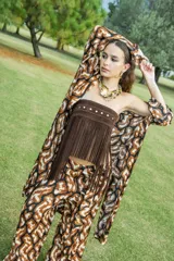 Kimono largo con estampado abstracto en tonos marrones, negros y blancos.