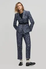 Blazer de taffeta con estampado de leopardo en tonos azulados, con cierre de un botón, bolsillos frontales y mangas largas.