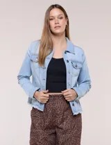 Campera de jean Baccini de color celeste claro, con cuello solapa, cierre frontal con botones metálicos, bolsillos en el pecho y ruedo con terminación desflecada.