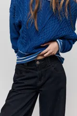 Jean wide leg azul oscuro de tiro bajo, con calce relajado y piernas amplias de diseño clásico de cinco bolsillos.