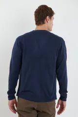 Cardigan de punto con escote en V, cierre frontal con botones y mangas largas. Presenta un diseño clásico con acabado suave al tacto.