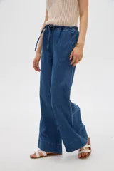 Pantalón de jean azul de corte recto, tiro medio, con cintura elástica con cordón de ajuste y bolsillos laterales.
