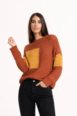 Buzo de tejido de punto con diseño combinado en tonos marrón y ocre, de cuello redondo y manga larga.