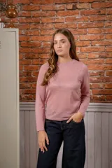 Sweater de tejido fino con acabado brillante de lurex, cuello redondo y mangas largas.