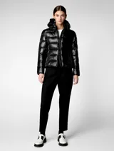 Campera puffer negra con capucha desmontable, acolchado de plumón reciclado, cuello alto y cierre frontal con cremallera.