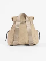 Mochila color beige con diseño acolchado en forma de ondas. Tiene un bolsillo frontal con cierre, correas ajustables y cierre con hebilla.