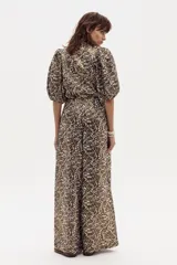 Camisa de lino con estampado abstracto en tonos marrones y beige, cuello mao, cierre frontal con botones de nácar y mangas abullonadas hasta el codo.