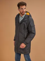 Campera larga con capucha color gris oscuro, con interior forrado en color naranja.