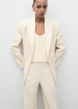 Pantalón de traje tiro medio, color beige, de corte recto y elegante.