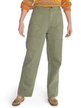 Pantalón estilo cargo de tiro alto en color verde oliva, confeccionado en algodón orgánico. Presenta diseño con paneles reforzados en las rodillas y bolsillos frontales amplios, con cierre tradicional y ajuste cómodo.