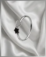 Anillo de plata 925 con dijes colgantes en forma de estrella y corazón.