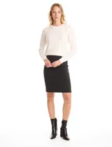 Falda recta de corte clásico y diseño minimalista, confeccionada en tejido elastizado con pretina ancha para un ajuste cómodo.