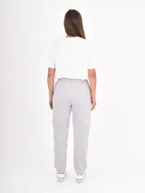 Pantalon de jogging gris melange, de corte recto y ajuste holgado, con cintura elástica y puños acanalados en los tobillos.