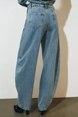 Jeans ZW Collection de tiro alto y diseño balloon leg, color celeste con efecto lavado. Presenta trabillas para cinto, bolsillos laterales ocultos en costura y cierre frontal con cremallera y botón metálico.