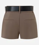Short de sastrería de tiro alto color marrón, con diseño estructurado y presillas para cinturón.