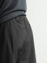 Short deportivo negro con cintura elástica ajustable con cordón.