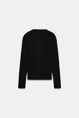Camiseta de algodón negro de corte slim fit, con cuello subido, manga larga y cierre frontal de botones pequeños.