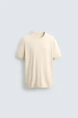 Camiseta de punto de corte regular, confeccionada en una mezcla de viscosa. Presenta cuello redondo, mangas cortas y terminaciones en rib.