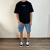 Bermuda cargo de jean color negro con múltiples bolsillos y corte a la rodilla.