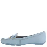 Mocasín de cuero color celeste pastel, con detalle de moña frontal y herrajes dorados. Presenta costuras visibles en el contorno y etiqueta de marca en el lateral.