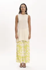 Blusa sin mangas color crema, de tejido de punto calado, con corte recto y cuello redondo.