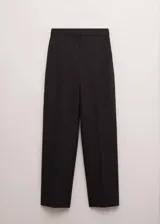 Pantalón de sastre color marrón oscuro, de corte recto y tiro medio, con bolsillos laterales y raya central marcada.