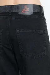 Pantalón de jean negro con corte wide leg y tiro alto. Diseño con dos tipos de denim, uno negro y otro gris, con recortes que resaltan la variación de telas.