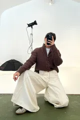 Pantalón de jean estilo wide leg color crudo, con diseño de costuras verticales y corte amplio desde la cadera hasta el ruedo.