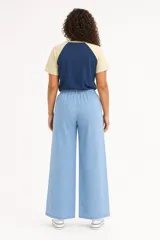 Pantalon tipo jean de corte recto, color rosado con estampa de lunares negros.
