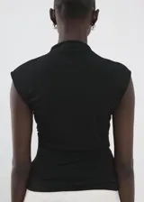 Top negro sin mangas con cuello perkins, detalle fruncido en la cintura y panel drapeado colgante en el frente.