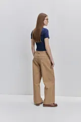 Pantalón verde militar de tiro medio y calce wide leg, con bolsillos laterales y cierre frontal con botón.