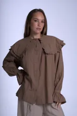 Camisa color crema con doble cuello Claudine con volado y puños Oxford.