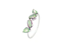 Anillo de plata 925 con diseño de cuatro piedras de topacio místico en diferentes tallas, engarzadas en una banda fina de plata.