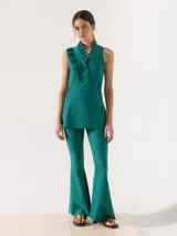 Pantalón Oxford color verde esmeralda, con cierre lateral y recortes que aportan volumen en la parte inferior.