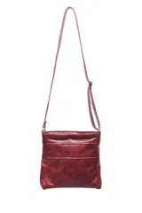 Cartera bandolera de cuero color bordó con diseño combinado de texturas, incluyendo una sección con efecto croco y otra lisa. Cuenta con dos bolsillos frontales con cierre metálico y correa ajustable.