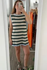 Vestido corto tejido a rayas horizontales en verde oscuro y beige, con cuello redondo y ribete celeste en el cuello y el dobladillo.