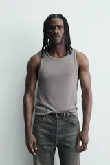 Musculosa de corte slim fit confeccionada en tejido de algodón con elasticidad, cuello redondo amplio y efecto lavado.