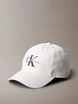 Gorra de béisbol de algodón con visera curva y cierre ajustable en la parte posterior. Presenta el logotipo de Calvin Klein Jeans bordado en el frente.