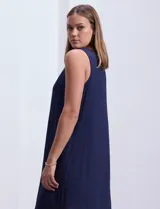 Vestido corto blanco de crepe con escote halter fruncido y forro interno a tono.