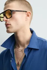 Camisa de corte relajado confeccionada en tejido fluido con mezcla de cupro, de manga larga con puños abotonados y cierre frontal de botones.