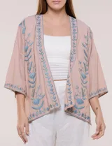 Cardigan tipo kimono verde claro con detalles bordados en marrón en los bordes y las mangas, de corte amplio y mangas tres cuartos.
