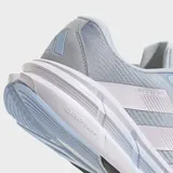 Championes de running Adidas Questar 3 con exterior de malla transpirable en color celeste, detalles en rosado y blanco, mediasuela Bounce 2.0 y suela de caucho.