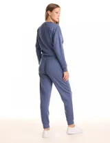 Pantalón tipo jogger de la marca Match Fit, con cintura elástica ajustable mediante cordón, bolsillos laterales y puños elásticos en los tobillos.