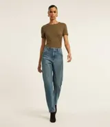 Blusa básica color mostaza, con escote redondo y manga corta.