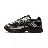 Championes Nike Air Max Moto 2K, con diseño inspirado en el running de los años 2000 y estética Y2K, confeccionados con capellada de cuero sintético y material textil en color negro con detalles metalizados plateados. Incorporan tecnología Max Air para amortiguación y suela de goma resistente.