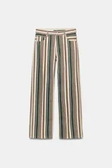 Jeans de tiro medio con diseño de rayas verticales en tonos beige, marrón y verde, corte boyfriend, cinco bolsillos y cierre frontal con cremallera y botón.